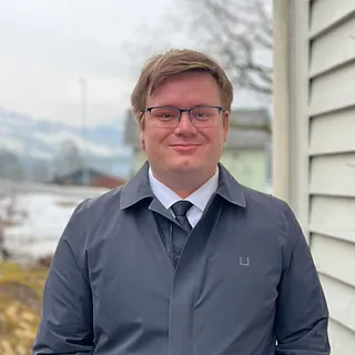 Bilde av blond mann ved hvitt hus