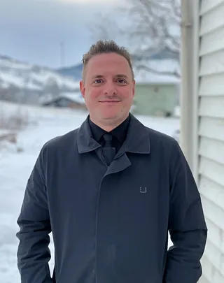 Mann med svart frakk