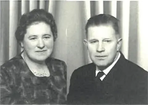 To personer i gammel bilde; en kvinne med bluse og en mann med dress