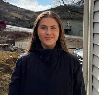 Bilde av blond mann ved hvitt hus